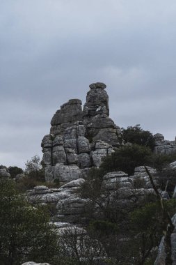 İspanya 'nın Malaga eyaletindeki Antequera şehrinin güneyinde yer alan El Torcal de Antequera Sierra' nın dikey çekimi.
