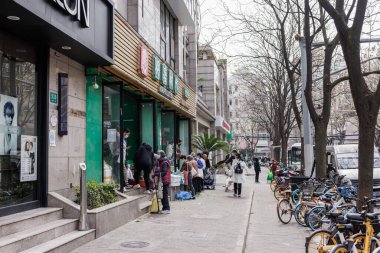 Bir grup insan COVID19 salgını sırasında kilit altına alınmaya hazırlanmak için bir süpermarkette temel ihtiyaçlar için alışveriş yapıyor.