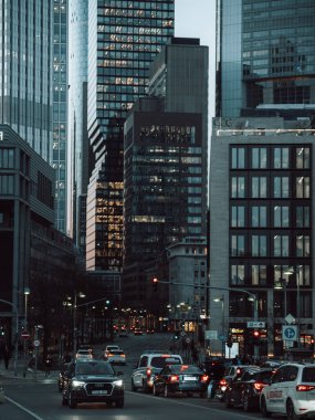 Frankfurt şehrindeki modern mimari ve sokakların dikey bir görüntüsü.