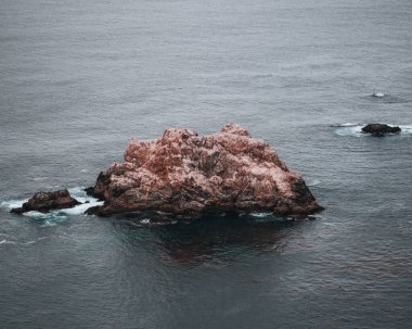 Deniz suyunda muhteşem bir kaya