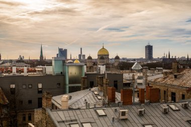 Güneşli bir günde Ukrayna 'nın karanlık gökyüzüne karşı Kyiv binalarının çatılarının havadan çekilmiş görüntüsü.