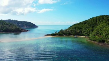 Asya 'da mavi bir gökyüzünün altında büyüleyici bir deniz manzarası.