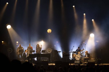 Bir şarkıcı Nick Cave ve Warren Ellis Oakland 'daki Paramount tiyatrosunda yaşıyor.