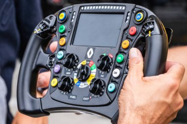 2018 'de Monza, İtalya' da bir spor arabanın direksiyon simidinin yakın çekimi.
