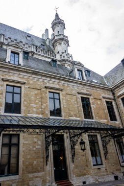 Brüksel, Grand Place 'deki güzel tarihi bir binanın dikey yakın çekimi