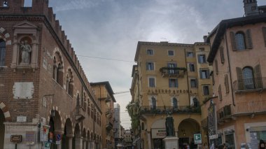 İtalya Verona 'da bulutlu gökyüzünün altındaki eski binaların güzel manzarası