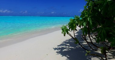 Maldivler 'deki turkuaz okyanusun güzel bir manzarası.