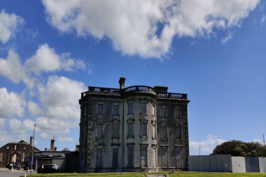 İrlanda 'nın en perili evi Loftus Salonu. Arka planda bulutlu mavi gökyüzü.