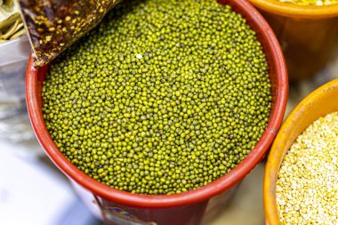 Kurutulmuş fasulyeler sokak pazarında satılıyor.