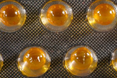 Balık yağı haplarının ambalaj kağıdına yakın çekim.