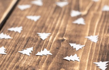 Ahşap arka planda konfeti ağaçlarının yakın plan çekimi.