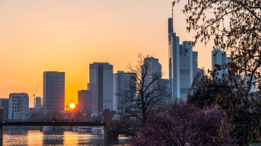 Frankfurt am Main, Almanya 'da günbatımında inşa edilmiş eski köprünün manzarası.