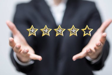 Dört yıldızın sanal projeksiyonunu sunan kişi