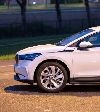 Bir sokak lambasının altında Skoda Enyaq cephesinin yakın çekimi
