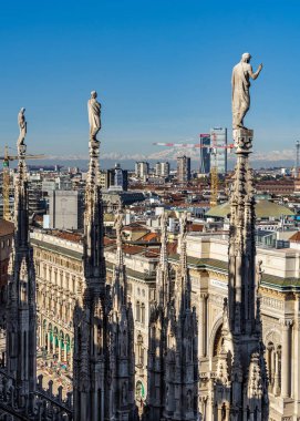 Milano tarihi merkezinin manzarası ve İtalya 'nın Milano Katedrali' nin kulelerinden modern gökyüzü.