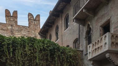 İtalya, Verona 'da mavi bulutların altındaki binaların güzel manzarası