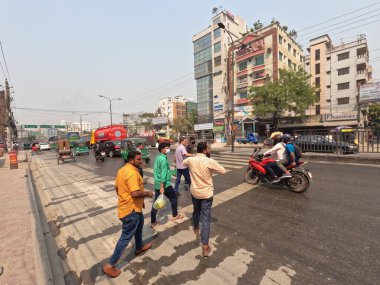 Bangladeş 'teki Dhaka City' de insanların karşıdan karşıya geçerken güzel bir fotoğrafı.