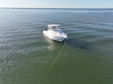 Deniz ve yeşil adalarda yatın havadan görünüşü