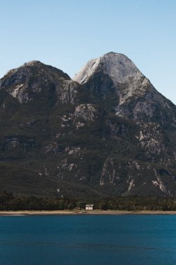 Dağlık zemine sahip nehrin yakın görüntüsü