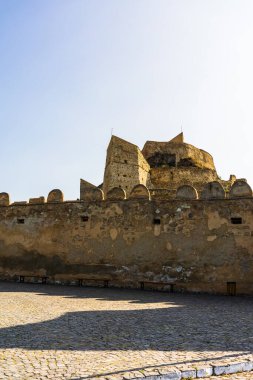 Romanya 'nın Transilvanya kentindeki ünlü Rupea kalesinin dikey çekimi.