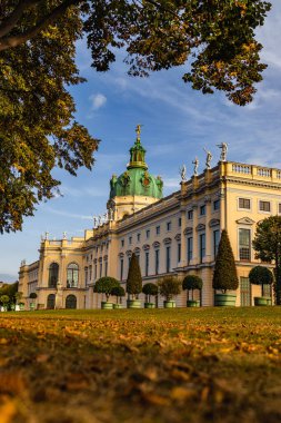 Berlin, Almanya 'daki Charlottenburg Sarayı' nın dikey çekimi.