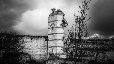 Türkiye 'deki İstanbul Surları' nın (İstanbul Şehir Surları) hasarlı bir kısmının gri pulu