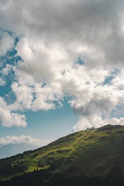 Bulutlu gökyüzünün altında güzel bir dağ manzarası