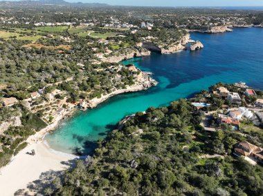 Yazın Mallorca, Cala Llombards 'da güzel boş bir sahil.