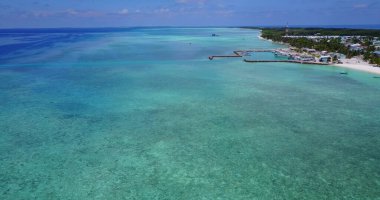 Asya 'da mavi bir gökyüzünün altında büyüleyici bir deniz manzarası.