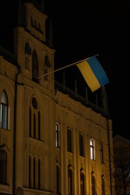 Ukrayna bayraklı Orebro Parlamento Binası