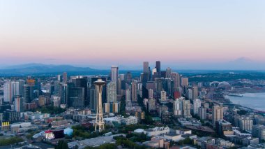 2021 Ağustosunun günbatımında Seattle, Washington ufuk çizgisi ve şehir manzarasının panoramik bir görüntüsü