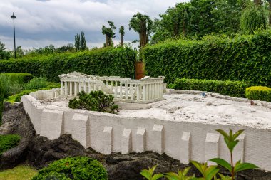 Brüksel, Belçika ve Avrupa 'daki tarihi parktaki Atina' nın Partenon kalıntıları