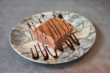 Masadaki tabakta çikolatalı kek.