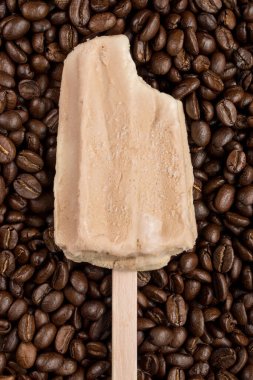Kahve çekirdekleri üzerindeki dondurmanın dikey yakın çekimi.