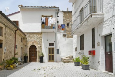 Beyaz binaları ve çamaşırları olan tuhaf bir avlu.