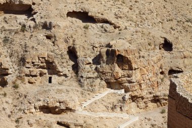 Güneş ışığıyla kayalık bir dağın güzel manzarası