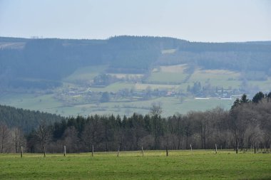 Tepelerin eteğinde büyük yeşil bir tarla