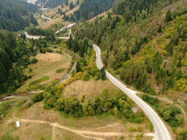 Bulgaristan 'ın Asenovgrad kentindeki orman arazileri ve otoyol manzarası