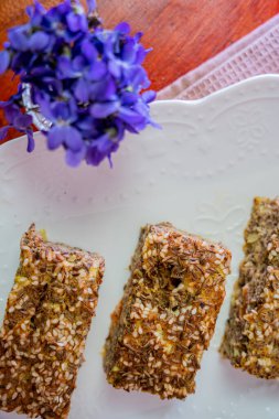 Çiçek süslemeli bir masada Flex tohumu ekmek turtasının en üst görüntüsü.