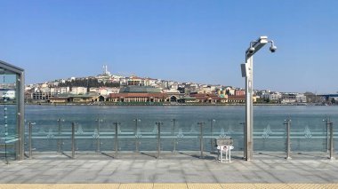 İstanbul, Türkiye 'de Altın Boynuz' un kıyısındaki tramvaydan metal çitlere güzel bir atış.