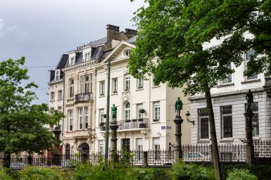Brüksel, Belçika 'daki Petit Sablon Meydanı' ndaki tipik Avrupa evlerinin manzaralı bir çekimi