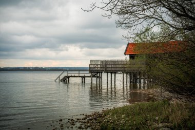 Almanya, Bavyera 'da Ammersee Gölü üzerinde güzel bir günbatımı.