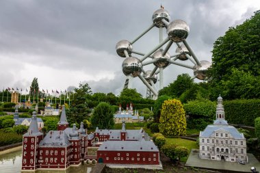 Atom şeklinde modern bir atom ve Mini-Avrupa minyatür Avrupa tarihi Avrupa binaları Brüksel, Belçika, Avrupa 'da park halindedir.