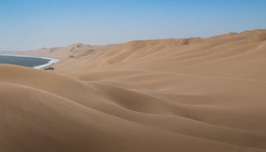 Walvis 'in engin çöl manzarası Namibya' da berrak bir gökyüzünün altında
