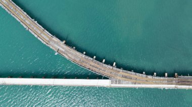 Güzel, berrak suyun üzerindeki ahşap patikanın havadan görünüşü.