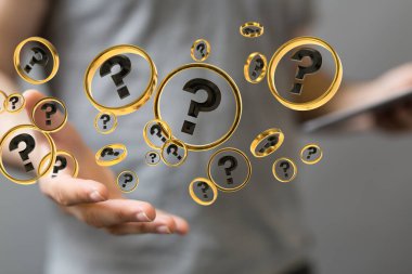 Gri gömlekli bir adamın avucunda yüzen bir soru işareti simgesi