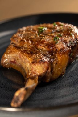 Tabakta ızgara bifteğin yakın plan çekimi.