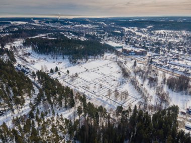 Yüksek ağaçlar, Skelleftea, İsveç çevresindeki karlı kır evlerinin geniş açılı görüntüsü.