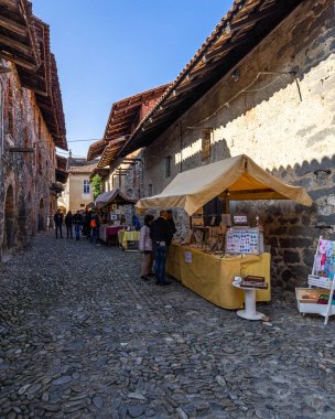 Halkın dikey görüntüsü ve tipik ortaçağ köyü Ricetto di Candelo, Piedmont bölgesi, İtalya