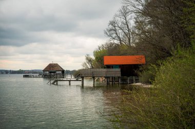 Almanya, Bavyera 'da bulutlu bir günde Ammersee' de bir kayıkhane